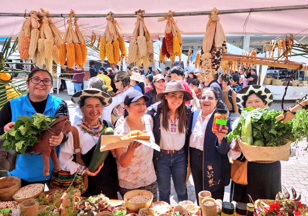 Agricultura_CZ7's tweet photo. Y la “Feria de Intercambio de Semillas por el #KullaRaymi”, a cargo del Gobierno Autónomo Descentralizado Municipal #Saraguro, en el que la Escuela Agroecológica de Mujeres Saragurenses participó con un stand de exposición de semillas nativas.
#NuestroTrabajoContinúa https://t.co/QLpI9sqBNZ