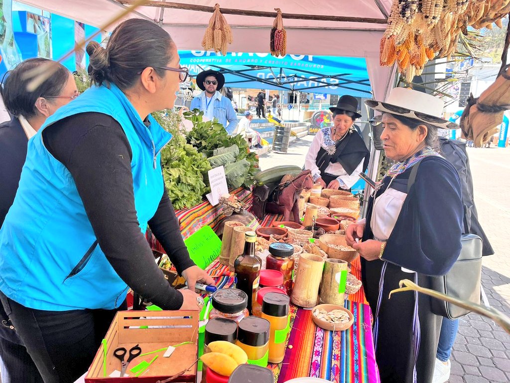 Agricultura_CZ7's tweet photo. Y la “Feria de Intercambio de Semillas por el #KullaRaymi”, a cargo del Gobierno Autónomo Descentralizado Municipal #Saraguro, en el que la Escuela Agroecológica de Mujeres Saragurenses participó con un stand de exposición de semillas nativas.
#NuestroTrabajoContinúa https://t.co/QLpI9sqBNZ