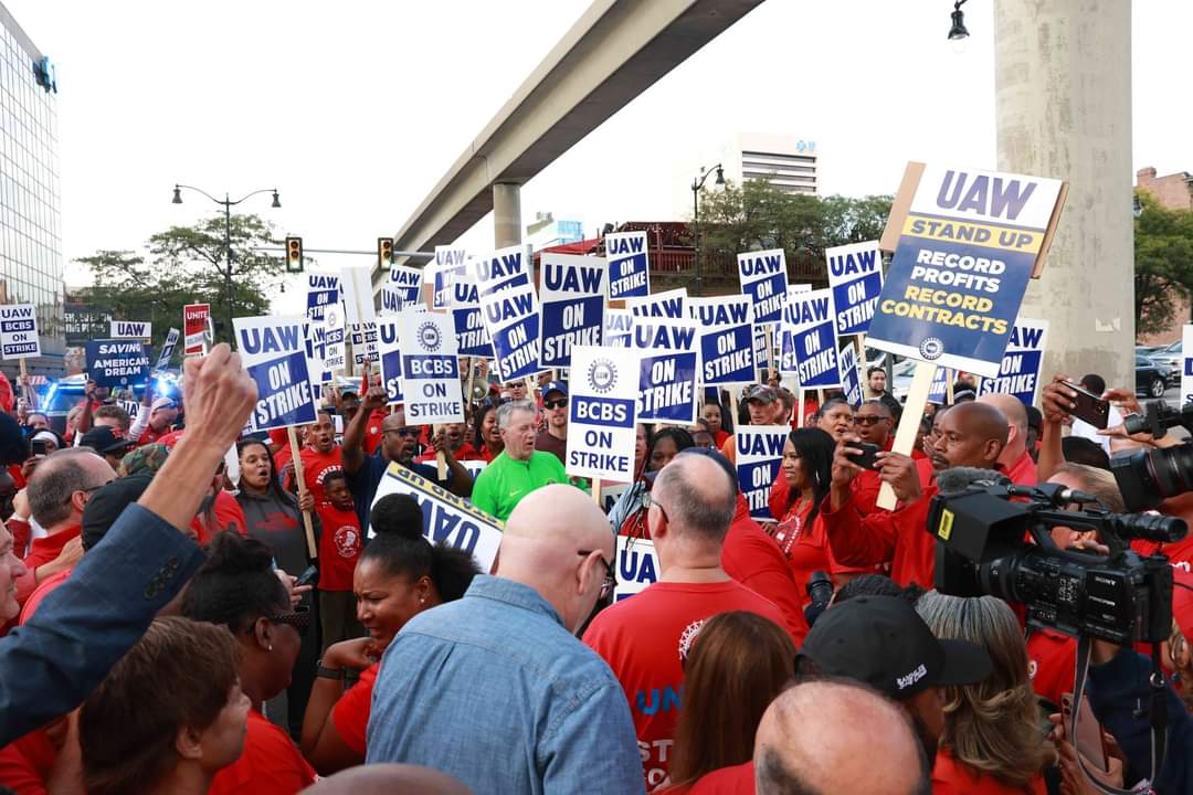 "To save the auto industry (in 2008), union workers agreed to temporarily freeze wages and give up certain pension and health care benefits. Their reward? Average hourly earnings for workers in car manufacturing have fallen about 19%..."

#StandUpUAW

cnn.com/2023/09/18/bus…