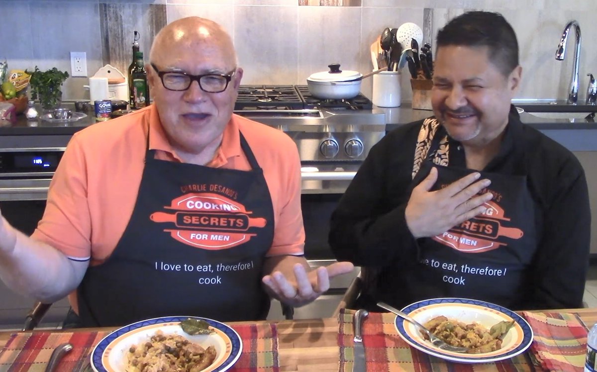 CookingMen's tweet photo. Puerto Rican Rice - Arroz con gandules and pork with fried baby bananas. #puertoricanfood #arrozcongandules https://t.co/HDcV4nQsP1 #cookingsecretsformen #authenticmexicanfood #mexicanfood #losangeles #losangelesfood #dinela #lafoodie #lafoddies #bonappetit #FoodiesOfSocal https://t.co/Mp6EfjAy7G