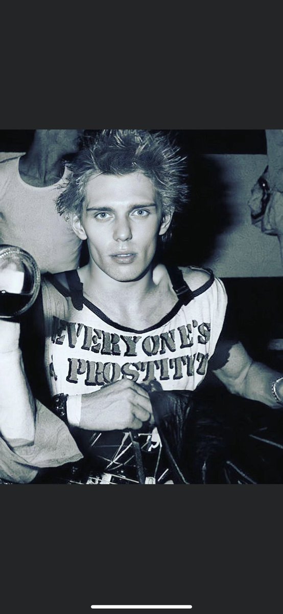 Everyone’s a prostitute
 Paul Simonon
The Clash
1977
📸 Ian Dickson 

#mickjones #keithlevene #joestrummer #terrychimes #topperheadon #paulsimonon  #theclash #punk #punkrockbands #punkrock #punkrocklegends #punkrockargentino #loslaxantes