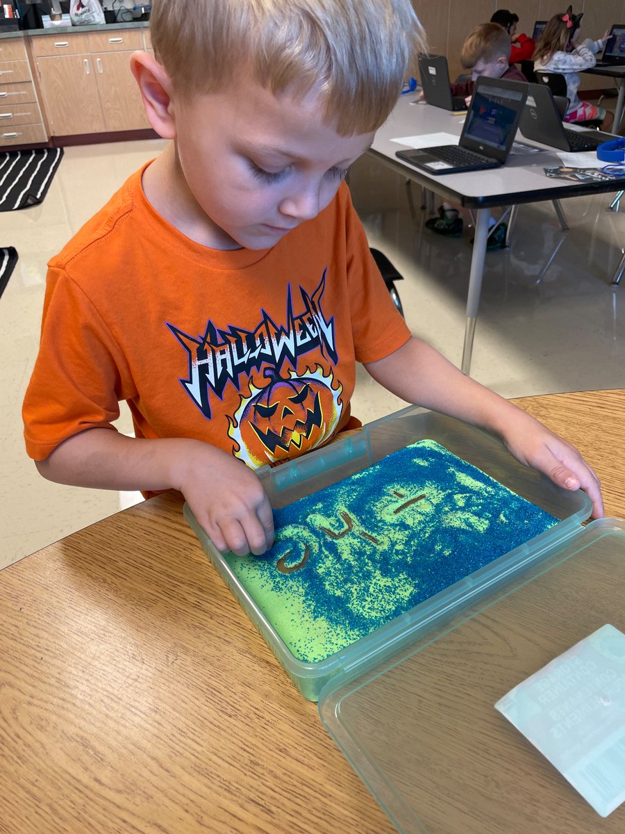 Mrs. Kelley Freedom Elem tweet media