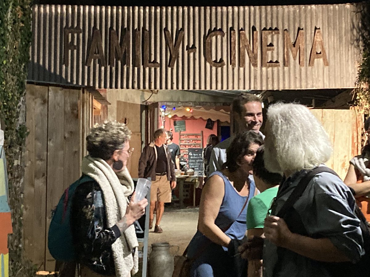 CompagnieOh's tweet image. C’était l’Ohnniversaire #11
C’était au Family cinéma 
C’était bien chouette avec de bien bonne gens venus faire la fête, entrer en transe ou en benaiserie ( vous étiez 180 tous et toutes magnifiques)
Big up aux bénévoles et aux spectateur.trice.s de toutes générations !
Merci