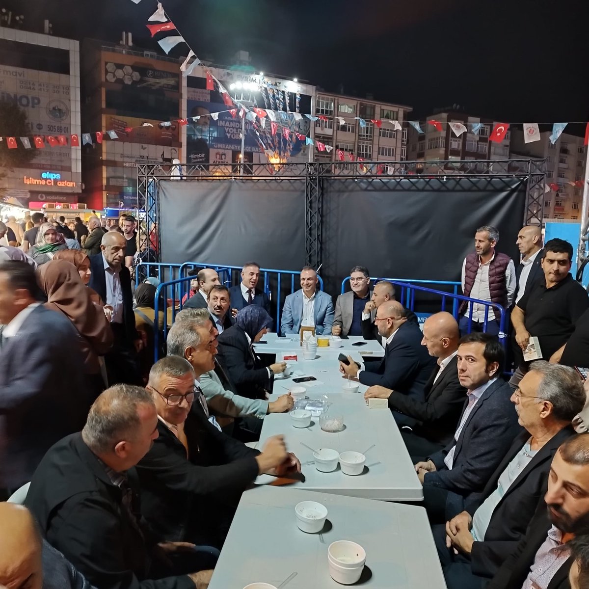 Ümraniye’mizde yöresel günler festivalinde Erzurumlu ve Erzincanlı hemşehrilerimizle beraber olduk. Başta belediye başkanımız <a href="/ismetyildirimtr/">İsmet Yıldırım</a> ve ilçemizdeki il derneklerimizin kıymetli yöneticileri olmak üzere emeği geçen herkese bu güzel program için teşekkür ederim.