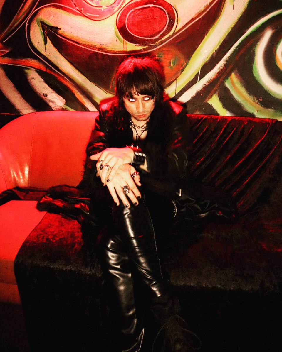 kydbarrett's tweet photo. 🦇🥀🌙 https://t.co/y0KCqzbZwy