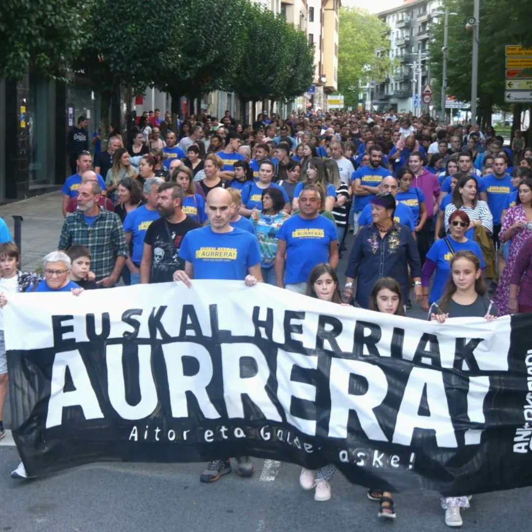 ANkerkeriaSTOP's tweet photo. Injustizien aurrean hamaika bider bete dira gure herriko plazak. Gaur #AitorEtaGaldeASKE ren alde. Irailaren 30ean ere, #EuskalHerriakAURRERA egin dezan. Azkena izan dadin. Behar den beste bider. Zuekin gaude, jo ta ke! ✊❤️‍🔥 https://t.co/Oh4CylVrkM
