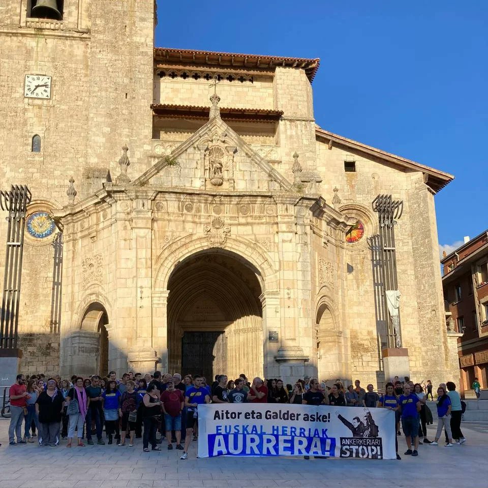 ANkerkeriaSTOP's tweet photo. Injustizien aurrean hamaika bider bete dira gure herriko plazak. Gaur #AitorEtaGaldeASKE ren alde. Irailaren 30ean ere, #EuskalHerriakAURRERA egin dezan. Azkena izan dadin. Behar den beste bider. Zuekin gaude, jo ta ke! ✊❤️‍🔥 https://t.co/Oh4CylVrkM