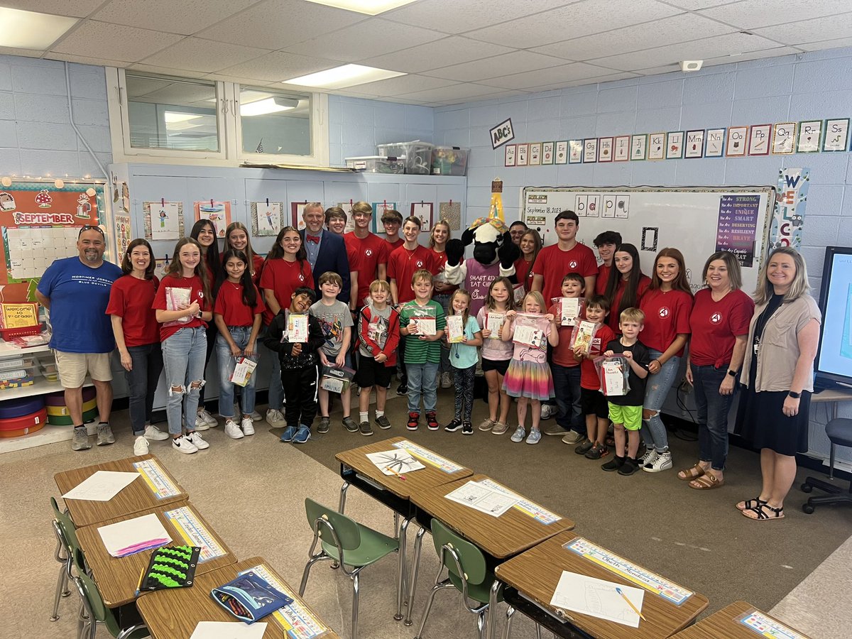 rodragland's tweet photo. A big thank you to MJHS and Chick fil-A’s Leadership Academy for bringing books West Jefferson!  #jefcoed #mjhs https://t.co/qJiQDv47an
