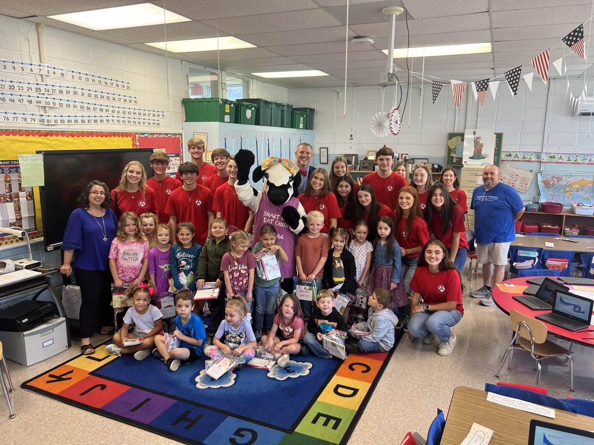 rodragland's tweet photo. A big thank you to MJHS and Chick fil-A’s Leadership Academy for bringing books West Jefferson!  #jefcoed #mjhs https://t.co/qJiQDv47an