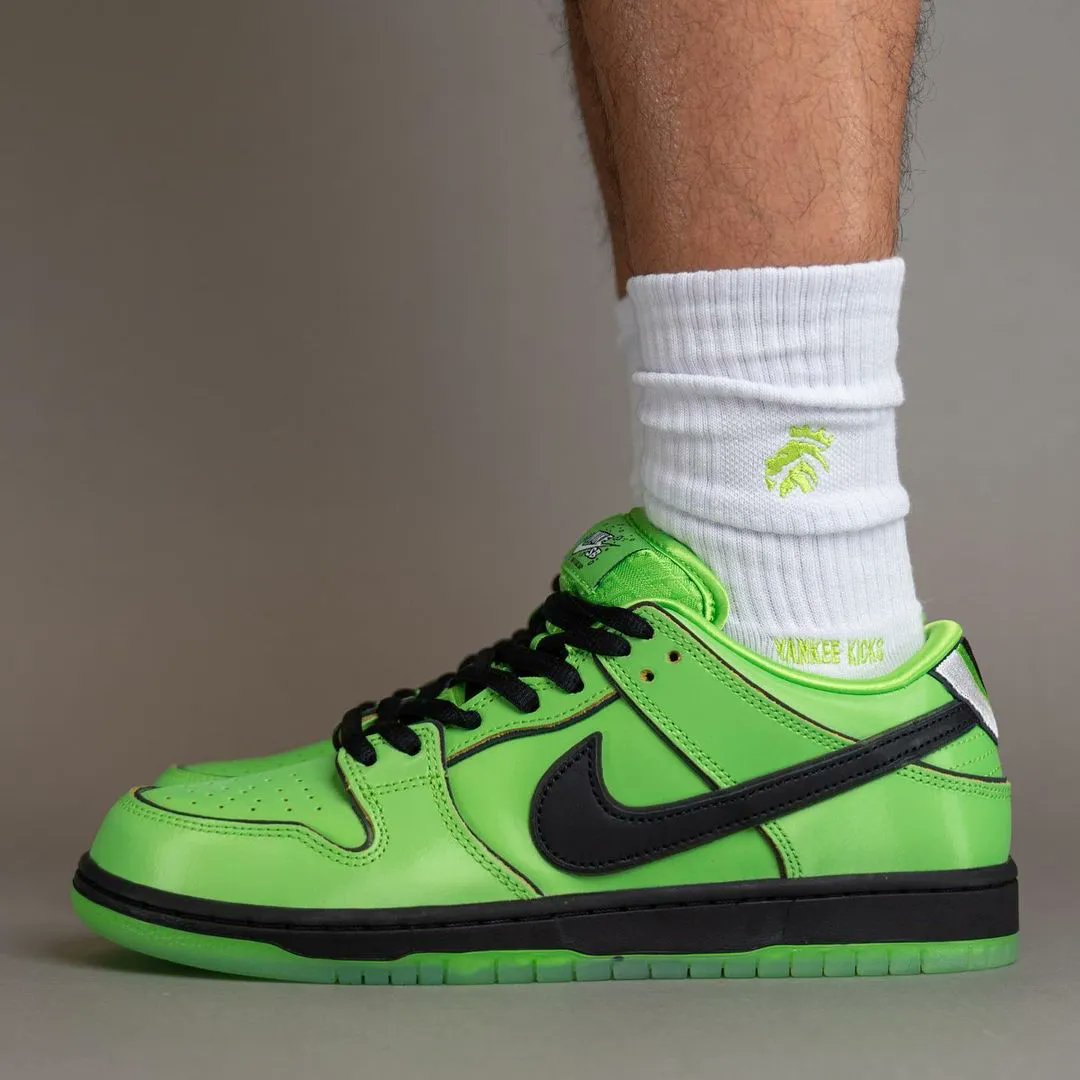 TheSiteSupply's tweet photo. On-foot with the The Powerpuff Girls x Nike SB Dunk Low “Buttercup” 💚 https://t.co/D1L8hy7j6o 

📸 @yankeekicks https://t.co/6lhuOfzMBR