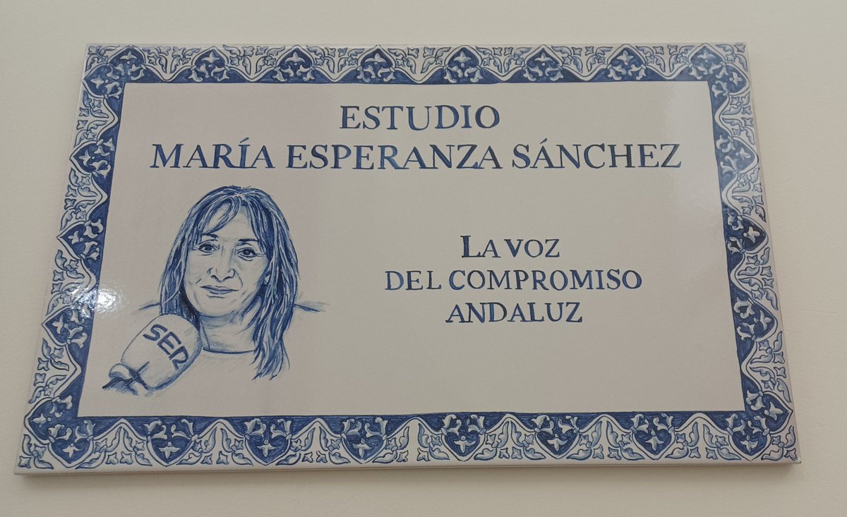 Qué privilegiada me siento de sentarme en este estudio de <a href="/RadioSevilla/">Radio Sevilla</a> Me da un pellizco cada vez que entro y lo leo 💚