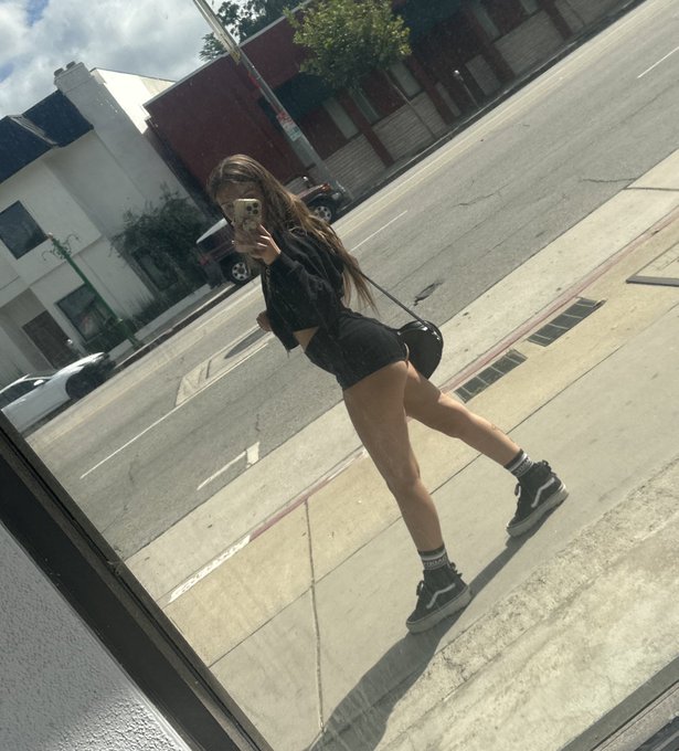 You see me walk by&hellip; what&rsquo;s your best pick up line? https://t.co/mvPNipkeUF