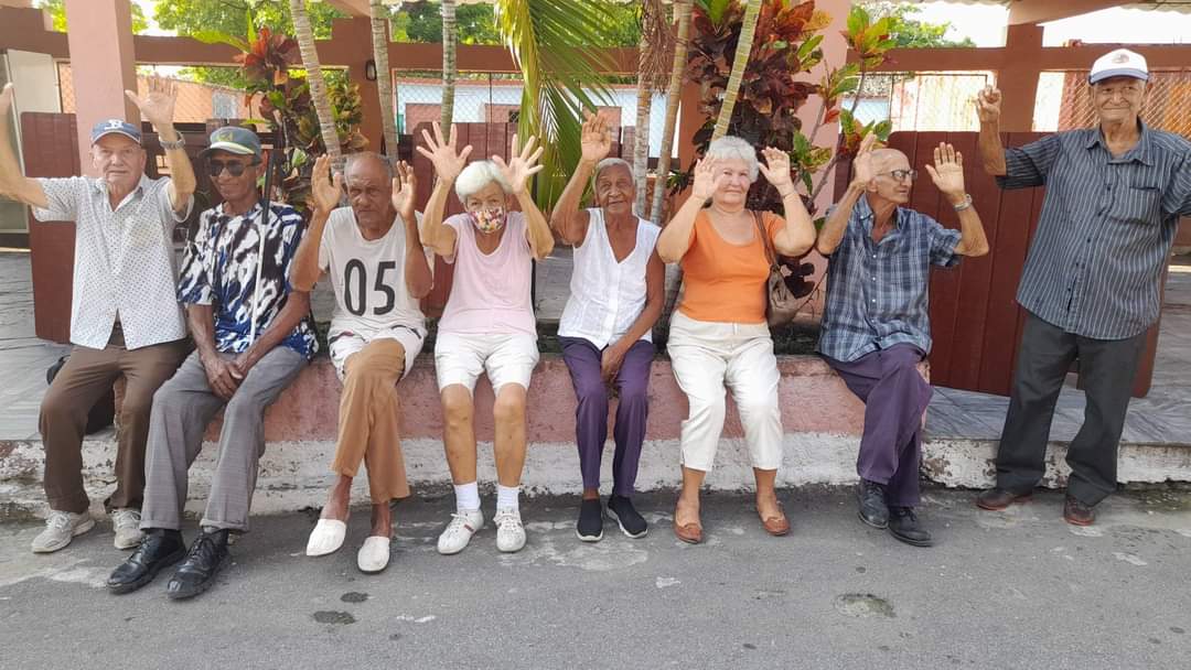 IslaFmc8594's tweet photo. Con la mayor satisfacción del mundo, la dirección municipal de la @FMC_Cuba en #IslaDeLaJuventud, comparte esta mañana de lunes, con los abuelitos del hogares de ancianos y casa de abuelos de Gerona dónde se muestra latente la alegría de nuestros adultos mayores. #COMF #FMCIsla https://t.co/UVyBtHYBFw
