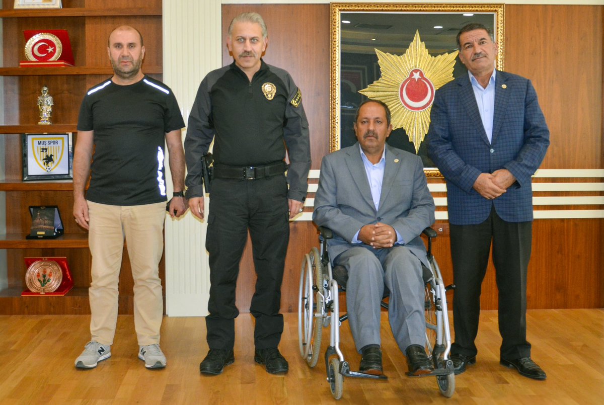 Muş Ziraat Odası Başkanı Hakim Yıldırım ve beraberindekiler, Emniyet Müdürümüz Sayın Serkan Karaman'ı makamında ziyaret etti.