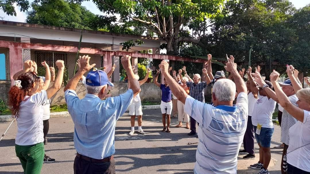IslaFmc8594's tweet photo. Con la mayor satisfacción del mundo, la dirección municipal de la @FMC_Cuba en #IslaDeLaJuventud, comparte esta mañana de lunes, con los abuelitos del hogares de ancianos y casa de abuelos de Gerona dónde se muestra latente la alegría de nuestros adultos mayores. #COMF #FMCIsla https://t.co/UVyBtHYBFw