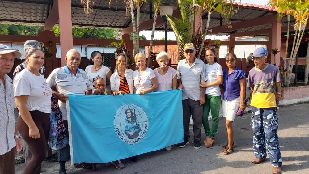 IslaFmc8594's tweet photo. Con la mayor satisfacción del mundo, la dirección municipal de la @FMC_Cuba en #IslaDeLaJuventud, comparte esta mañana de lunes, con los abuelitos del hogares de ancianos y casa de abuelos de Gerona dónde se muestra latente la alegría de nuestros adultos mayores. #COMF #FMCIsla https://t.co/UVyBtHYBFw
