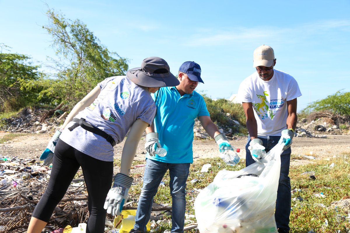 On Saturday, Senator the Hon. @matthewsamuda took part in beach cleanup activities at Gun Boat and Shipwreck Beach. Our respect goes out to all entities who coordinated cleanup activities for International Coastal Cleanup Day. 
#SeaTheChange #InternationalCoastalCleanupDay #MEGJC