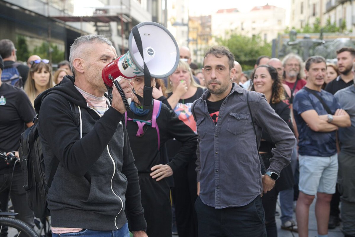 NoticiasNavarra's tweet photo. 📸 FOTOS | Los empleados de oficinas y despachos en Navarra anuncian huelga tras una "histórica" concentración
https://t.co/UoczRftb2J https://t.co/Uj8mdzGcky