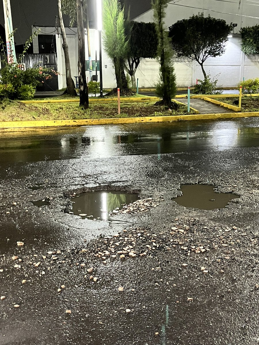 SoFrance15's tweet photo. @GobCDMX @Alc_Iztapalapa @ClaraBrugadaM sobre San Lorenzo entre las calles Sabadel y Villavista se necesita un retoque… gracias. https://t.co/KphsvWfL6C