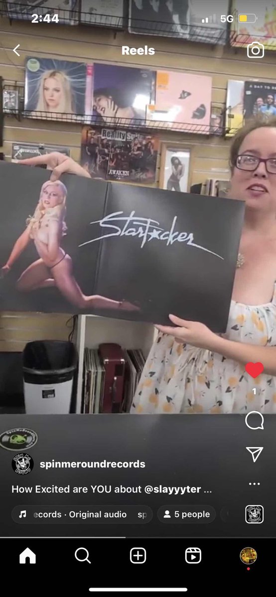 seeing the spinmeround vinyl lady showing off @slayyyter’s Starfucker album…yeah earth is healing