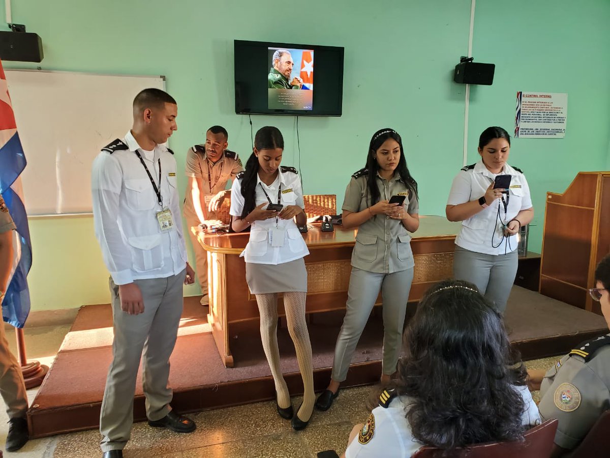 Yaritza47316778's tweet photo. Matutino especial hoy en la #AduanaCienfuegos organizado por los militantes de la UJC y el Destacamento #60AduanaSocialista, momento que resultó poropicio para darle la bienvenida a los compañeros que inician el curso de oficiales de Aduana para fuerte externa en la unidad. https://t.co/82298F3Fzt