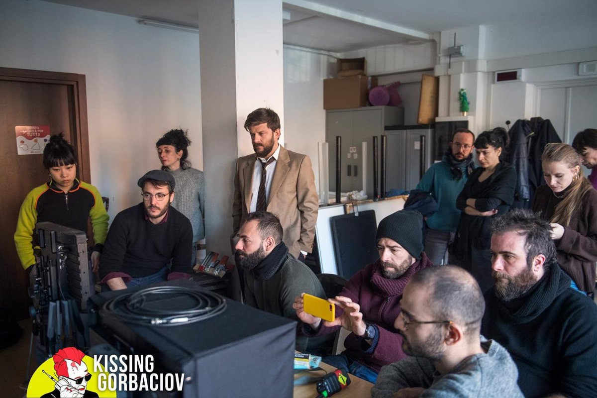 massimodon's tweet photo. Una volta girata la scena, non resta che guardare come è venuta. 

Sul set di #KissingGorbaciov, il film di Paco Mariani e Luigi D’Alife, prodotto da #SMKFactory.

[foto di @MicheleLapini]

Per conoscere e sostenere il progetto:
https://t.co/ecXTmXc3hJ https://t.co/keAko1WTIs