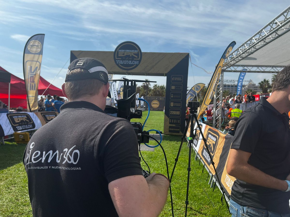 veiem360's tweet photo. VUELTA AL 'COLE' 🎥
El pasado fin de semana estuvimos realizando el streaming del Epic Triathlon de Oropesa de Mar. Una intensa y apasionante retransmisión a 5 cámaras, 2 minis, dos motos, dos ebikers y un dron.

Se avecina una temporada más que ilusionante.

#Veiem360 #Streaming https://t.co/cTUVfq4jZm