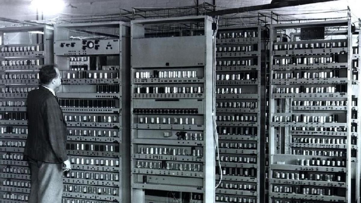 En 1947, la computadora ENIAC (Electronic Numerical Integrator and Computer) se convirtió en la primera computadora electrónica de gran escala del mundo. 
Ocupaba una habitación completa y realizaba cálculos mucho más rápido que las máquinas anteriores. 💻🔌