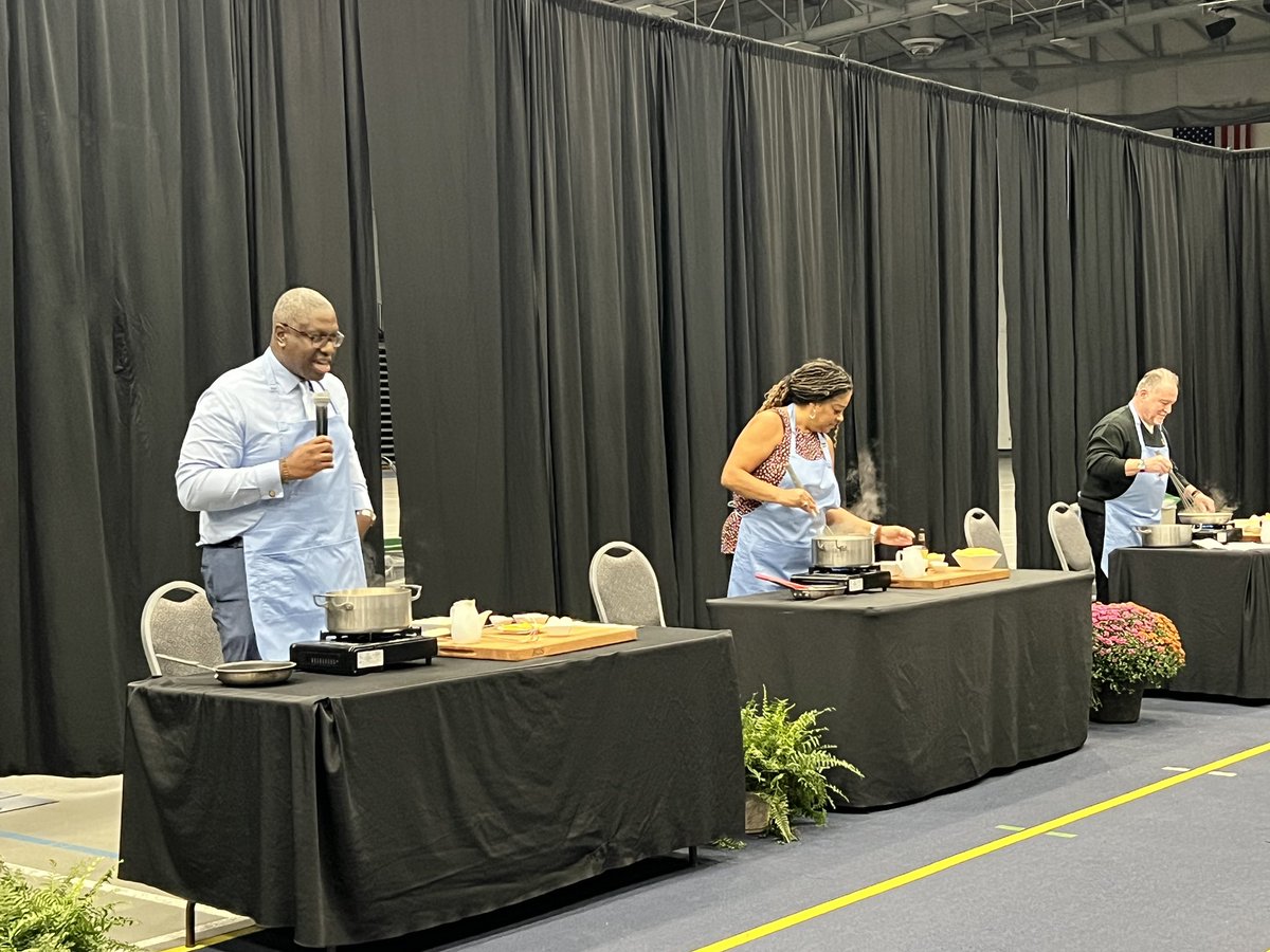 OnondagaCC's tweet image. Mac and cheese is being cooked up fresh! Let’s see who wins 👀 #unitydays