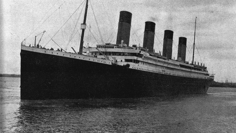 En 1912, el Titanic, uno de los barcos más grandes y lujosos de su época, se hundió trágicamente en su viaje inaugural después de chocar contra un iceberg en el Atlántico Norte. 
Este desastre conmocionó al mundo y dejó una profunda huella en la historia marítima. 🚢❄️