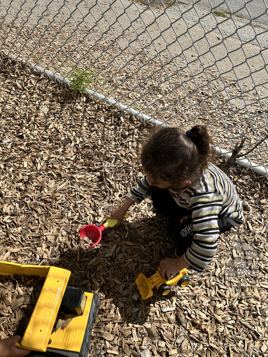 CabasClass's tweet image. We enjoyed the beautiful weather during our outdoor learning today. @QVPSVikings @danielle_g_ece
