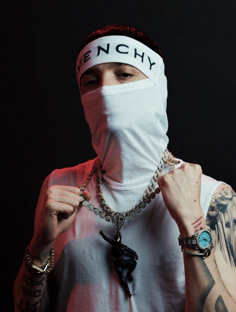PesoPlumaData's tweet photo. Peso Pluma para Billboard Argentina.🔥 https://t.co/vW4lkDlFcA