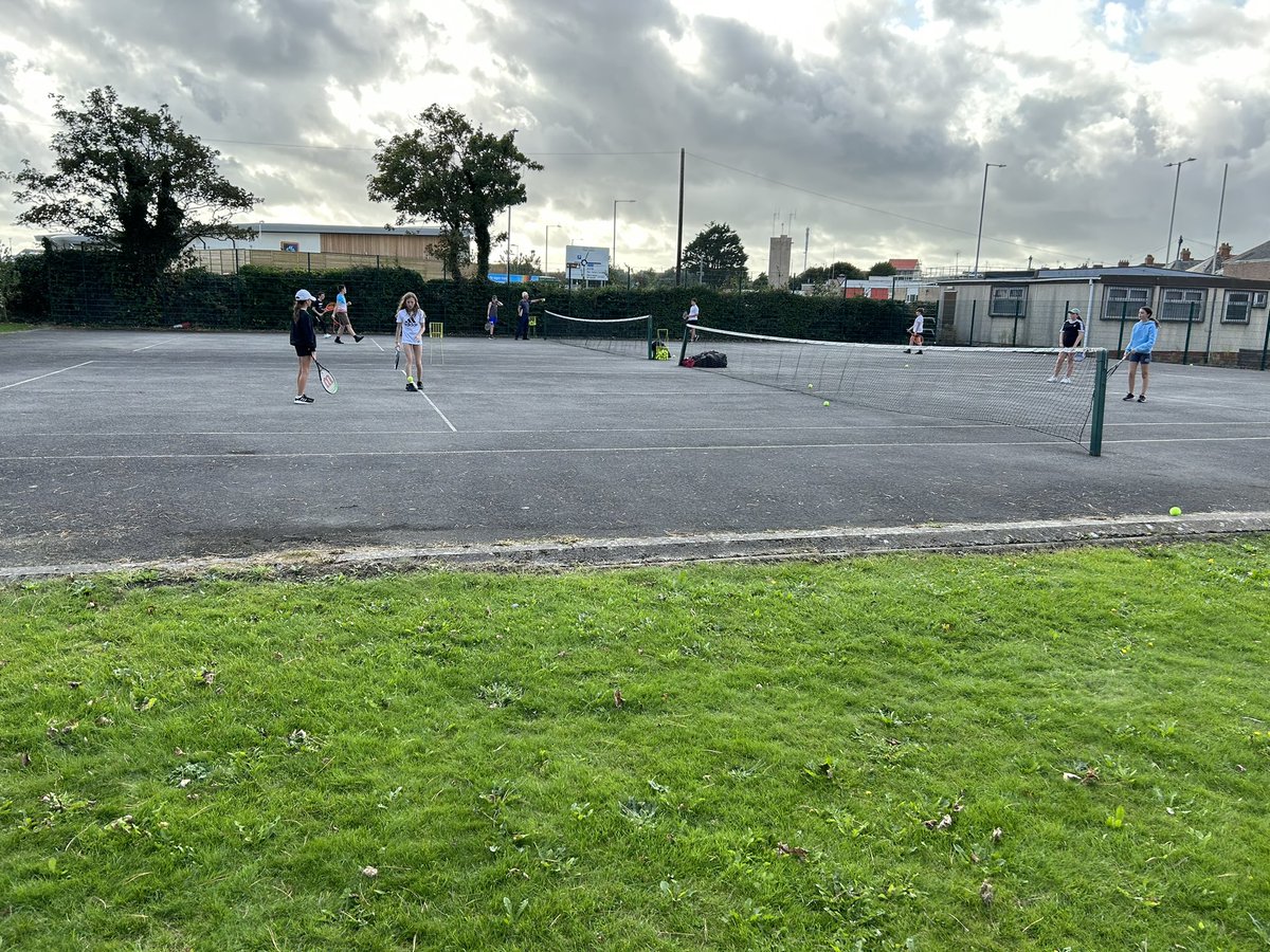 PorthcawlTennis's tweet image. Great to see juniors enjoying their tennis &amp;amp; big improvements in everyone’s game🎾🏴󠁧󠁢󠁷󠁬󠁳󠁿🙌🏻

#getoutgetactive #tennisforparks #communitytennis #inclusivetennis #porthcawl