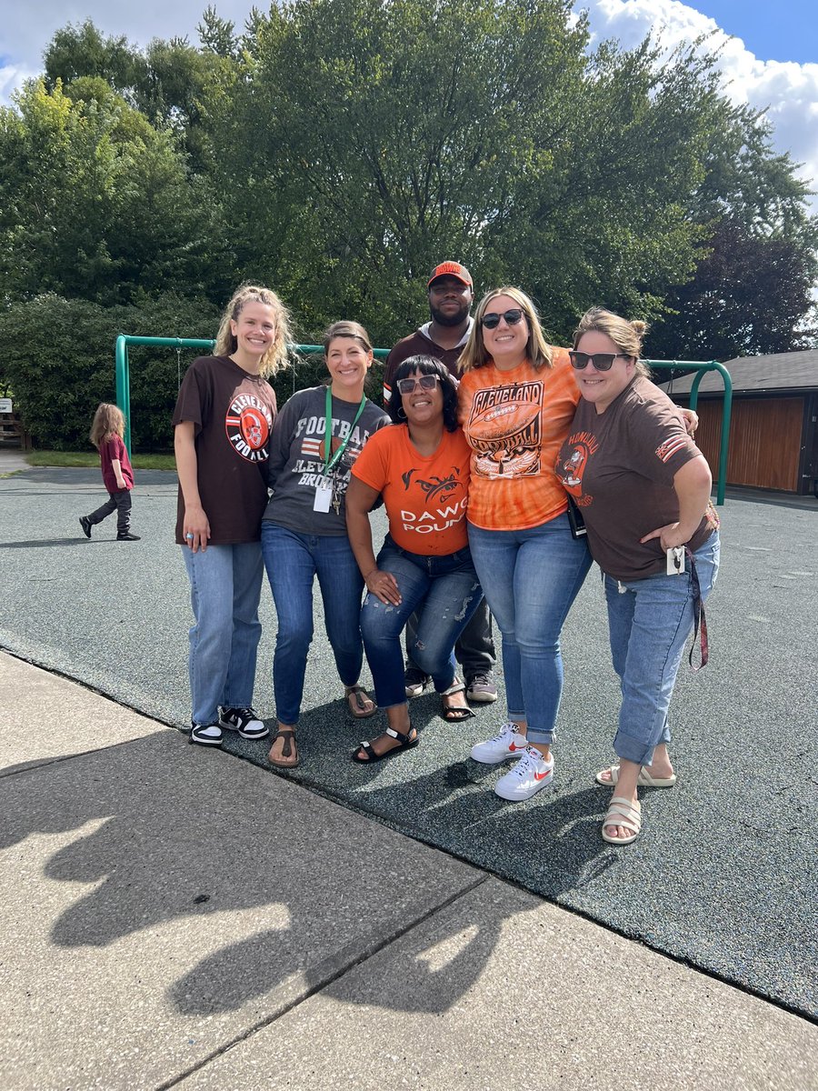 BCSDGlendale's tweet photo. Glendale was filled with orange and brown today to support the @clevelandbrowns as they take on the Steelers tonight. 🧡🤎🏈

We love our partnership with the Browns Stay in the Game Network to promote attending school on time, everyday. 

#BCSD #BCSDGlendale #WeAreOne #gobrowns https://t.co/7tWaAvx1KS