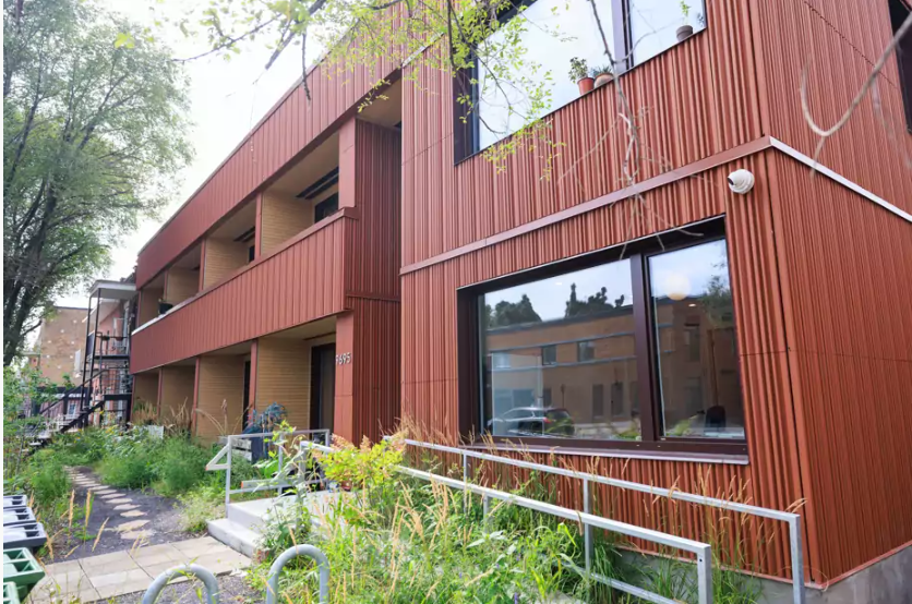 RQOH_'s tweet photo. Les Studios du Pas, un projet d’habitation déployé en 18 mois seulement, a été réalisé par l’organisme PAS de la rue, membre de @La_FOHM, dans le cadre de la phase 1 de l’Initiative pour la création rapide de #logements du gouv. fédéral. #itinérance #ICRL https://t.co/3vDbmnBN4B https://t.co/m6TzVNvdXq