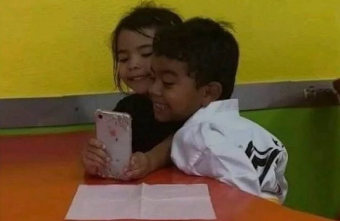 mi amiga y yo haciendo el bereal en clase