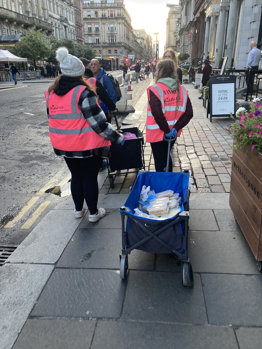 SQuinnholyrood1's tweet photo. Holyrood young people helping people on the streets of Glasgow with the Kindness Team👍 https://t.co/HhpgosWqO3