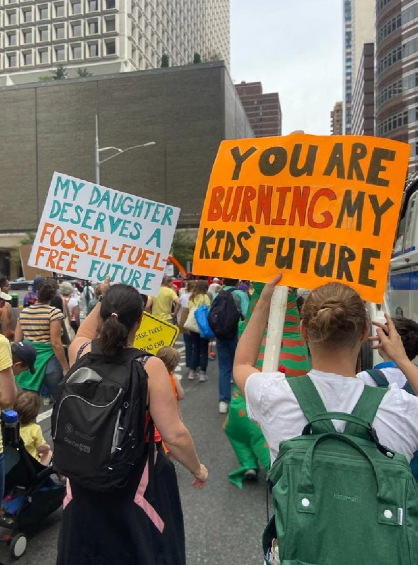 Mothers and Caregivers joined several activists on the streets of New York in fighting to put an end to fossil fuels.
#EndFossilFuels
#FastFairForever
#Ourkidsclimate
#MothersRebellion
#ParentsforFuture