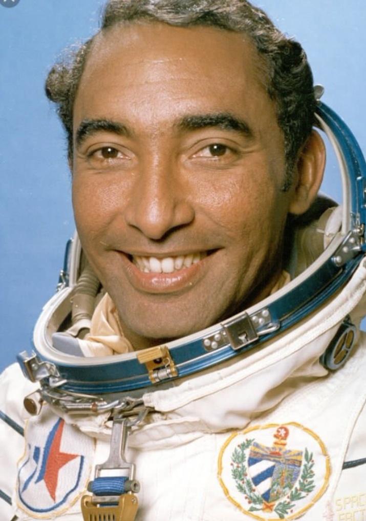 Felicitamos al General de Brigada Arnaldo Tamayo en una fecha que nos llena de orgullo. Como tripulante de la Soyuz-38,  Tamayo demostró que #ElSurTambiénExiste <a href="/MinfarC/">Minfar_Cuba</a>