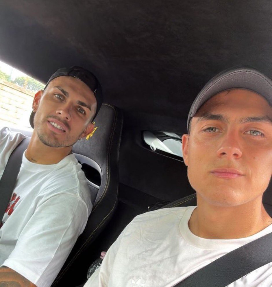 3 hinchas de Boca mirándose fijamente