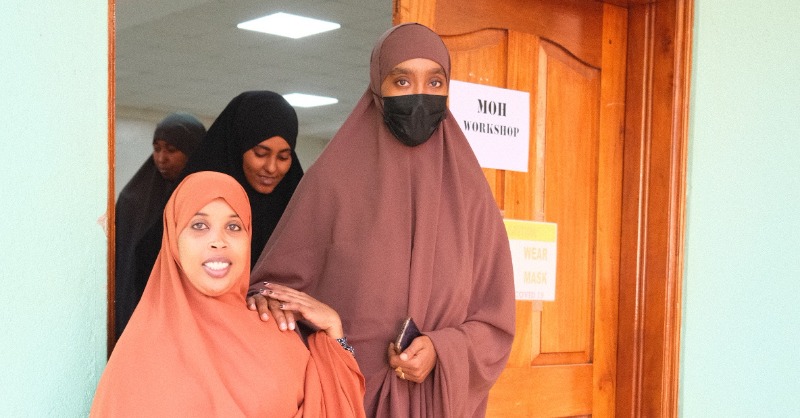 UNICEFInnocenti's tweet photo. Greetings from Kenya!🇰🇪
Here in Garissa, @UNICEFKenya is utilizing human-centered design to co-create a better future with nomadic communities.
📸 See how this great team is #BuildingBackImmunity with the support UNICEF Innocenti's #BIRDLab, @wohedke and @GarissaHealth.