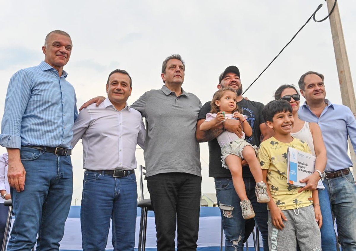 Arce_Carlos_'s tweet photo. Hoy junto a @SergioMassa ,  @herrerayflia , @passalacquaok @lucasaromero y a autoridades provinciales, acompañamos a 180 familias misioneras, que accedieron a su casa propia 🏡👨‍👩‍👧‍👧

Continuamos trabajando junto al Gobierno Nacional, para impulsar programas y acciones que acerquen soluciones concretas a las necesidades de los misioneros y misioneras.