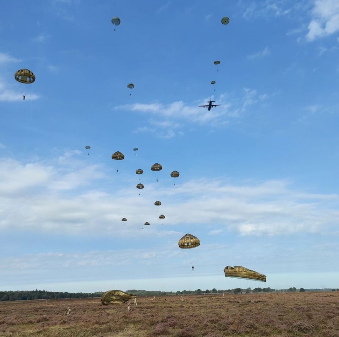 JT3185's tweet photo. Brilliant weekend in #Arnhem and the surrounding Western front battlefields of France and Belgium. Already looking forward to the 80th next year!
#theparas
#theparachuteregiment
#arnhembridge
#holland
#battlefield
#history
#airborne https://t.co/FnBbygKJYZ