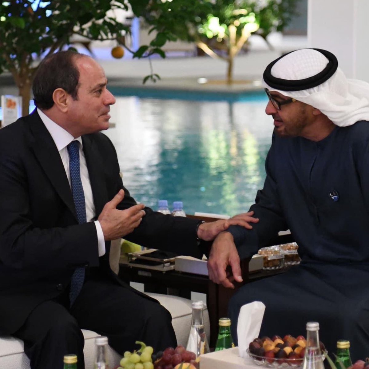 قمة و قمة بلقاء اخوي

#الامارات_ترحب_بالسيسي
#الامارات
#مصر