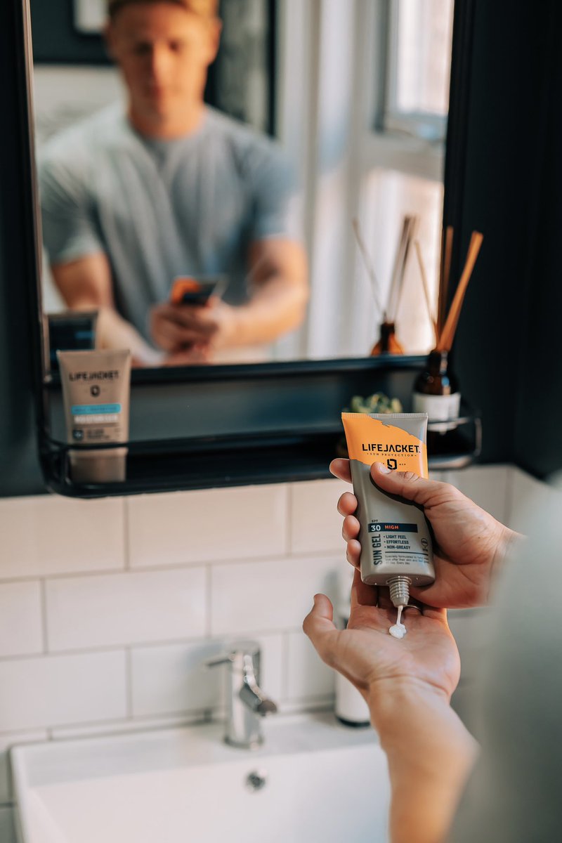 𝐑𝐄𝐂𝐇𝐀𝐑𝐆𝐄 Phone 🔌 Smartwatch 🔌 Skin ❓ You probably don’t think twice about recharging your devices, but what about your skin? Make skin protection part of your routine with LifeJacket. Every night. tinyurl.com/bdeut35w #GotYourBack #BeSkinvincible