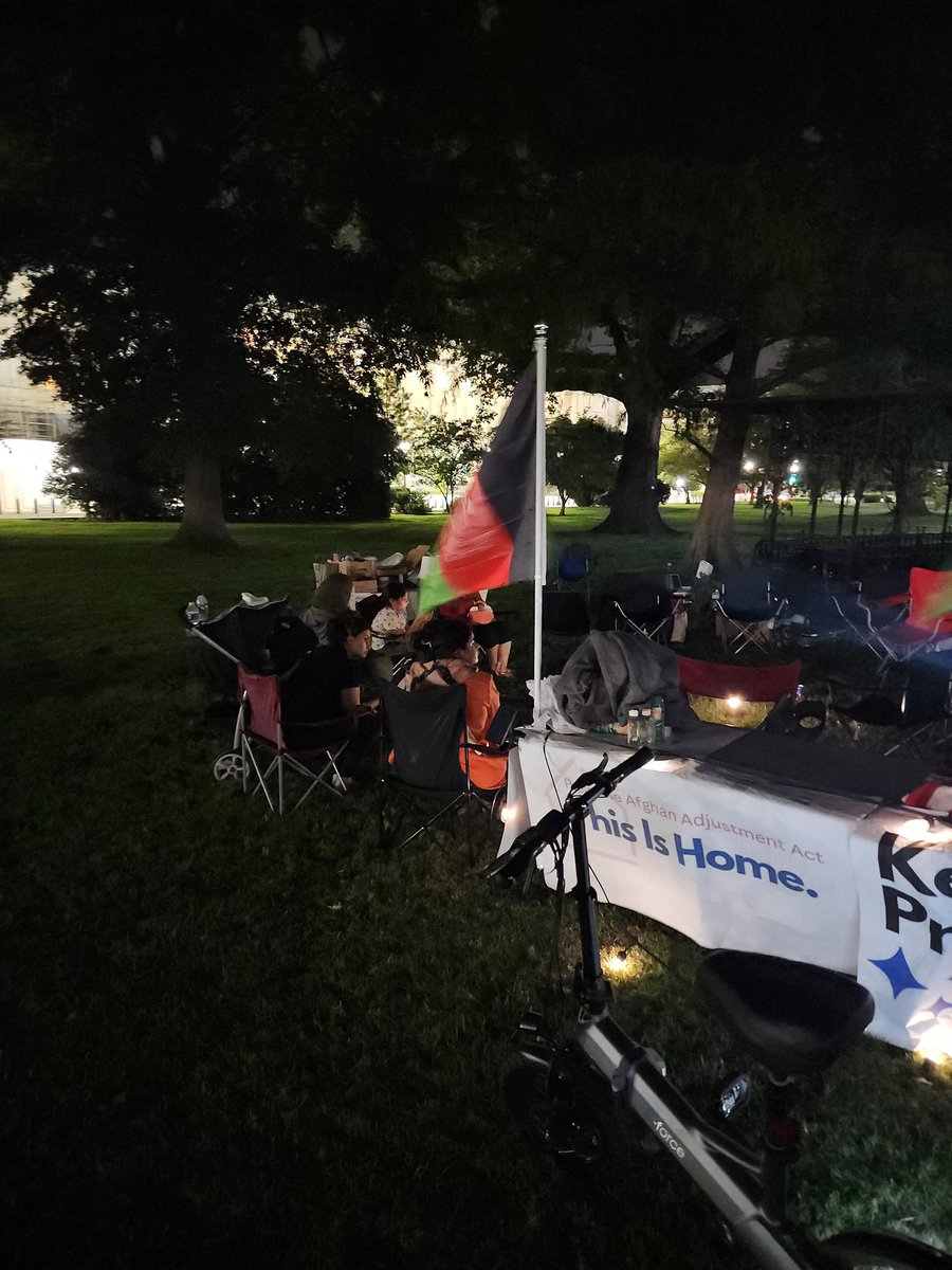 1 year ago today <a href="/AAAFireWatch/">AAAFireWatch</a> 
These 2 photos were taken at 1230am and 630am....
#AfghanAllies and #veterans trying at all hours to get <a href="/SenateGOP/">Senate Republicans</a> and <a href="/SenateDems/">Senate Democrats</a> to #keepourpromise