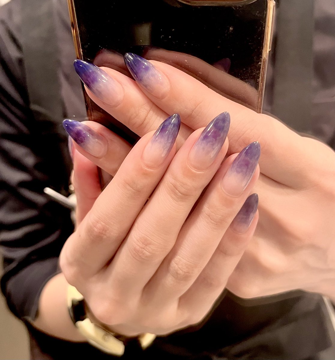HOMEI_nail's tweet photo. My Nail💅
ネイビーグラデーション

こういう濃い寒色系は
あえて雑にぼかすのが好きです💙
簡単なのでおすすめ✨

▼使用色
#NE7  Midnight Sleeg
#WG0  Clear
#スペシャルトップジェル

今日はアトリエに入店します🙋‍♀️

京橋アトリエ　ゆりり

#ウィークリージェル #セルフネイル
#剥がせるネイル https://t.co/SvjyR2fosR