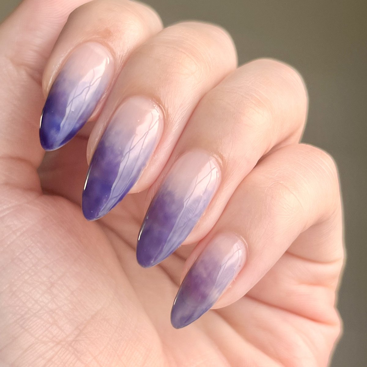 HOMEI_nail's tweet photo. My Nail💅
ネイビーグラデーション

こういう濃い寒色系は
あえて雑にぼかすのが好きです💙
簡単なのでおすすめ✨

▼使用色
#NE7  Midnight Sleeg
#WG0  Clear
#スペシャルトップジェル

今日はアトリエに入店します🙋‍♀️

京橋アトリエ　ゆりり

#ウィークリージェル #セルフネイル
#剥がせるネイル https://t.co/SvjyR2fosR