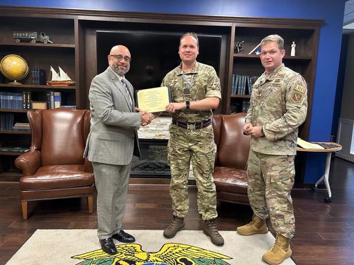 UKdefUS's tweet image. Congrats Sqn Ldr Tom Cousins - first 🇬🇧 @RAF_Logistics to pass @usairforce’s Advanced Logistics Readiness Officers Course at @FortGreggAdams!

Training like this brings the USAF &amp;amp; RAF’s combined Agile Combat Employment vision closer, enhancing logistics interoperability.

🇬🇧🤝🇺🇸