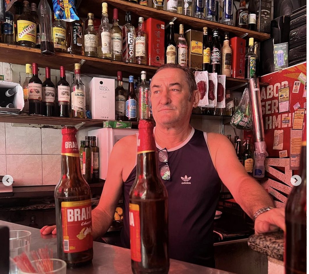 frufru's tweet photo. amiga vamos beber no bar do robert de niro da tijuca https://t.co/Ubv4g5dNj1